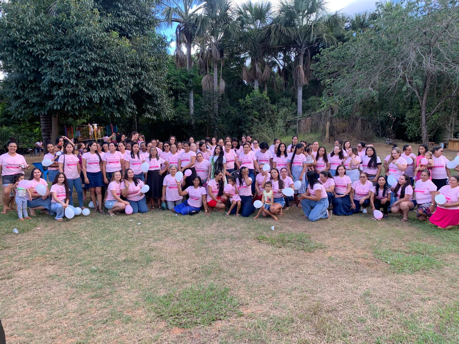 Mulheres e crianças reunidas ao ar livre, em uma fotografia comunitária compartilhada pela CODECOL em seu perfil Every.org.